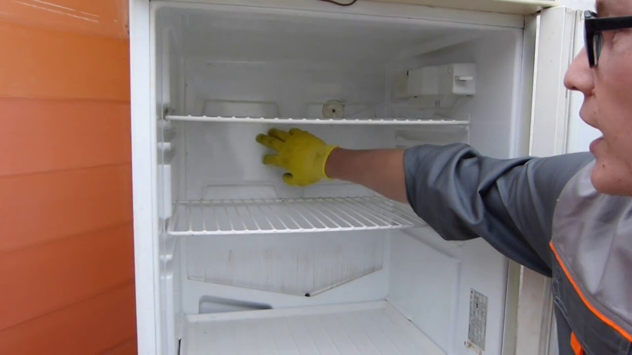 Почему на стенке холодильника намерзает лед